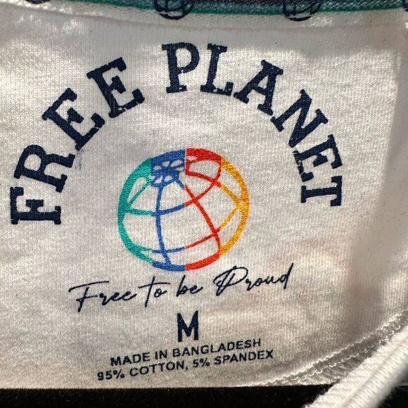 NWT Free Planet White Short Sleeve Tee Top Shirt Small Rainbows A Size Mesium - Picture 3 of 5
